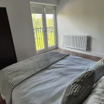 Spacious City Apartment & Free Parking