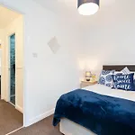 2 Bed House In Digbeth Parking Families Contractor