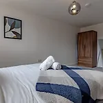 Pass The Keys Flat 10 - Luxurious 1 Bedroom Haven: Elevate Your Experience