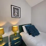 Elegant 5 Bedrooms Split Level Birmingham City Apartment