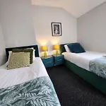 Elegant 5 Bedrooms Split Level Birmingham City Apartment