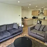 Spacious City Apartment & Free Parking