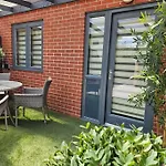 House With Secure Free Parking & Garden