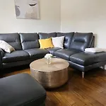 House With Secure Free Parking & Garden