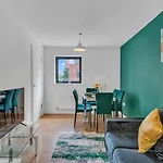 Newly Renovated 3- Bed House In City Centre, Secure Private Parking