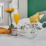 Forest Green Elegance- King Size Bed- Free Parking- Games- Ideal For Groups And Families