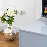 The Rock, Elegant 4 Bedroom House, Solihull, Close To Nec, Sleeps 8