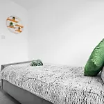 The Rock, Elegant 4 Bedroom House, Solihull, Close To Nec, Sleeps 8