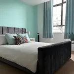 Central Birmingham Modern Apt