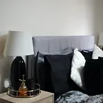 Modern Spacious Apartment In Digbeth With Balcony - Netflix, Youtube, Amazon Tv, Superfast Wifi - Just 10 Mins To Birmingham Centre, Bullring, Train, Coach Station And Birmingham Fc
