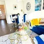 Optimal Luxury Stay For Contractors And Large Groups 3 Bedroom 2 Bath - Sleep Unto 9 Guests- 5 Mins Drive To The City Centre Pets Allowed -- Free Parking Onsite