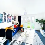 Optimal Luxury Stay For Contractors And Large Groups 3 Bedroom 2 Bath - Sleep Unto 9 Guests- 5 Mins Drive To The City Centre Pets Allowed -- Free Parking Onsite
