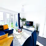 Optimal Luxury Stay For Contractors And Large Groups 3 Bedroom 2 Bath - Sleep Unto 9 Guests- 5 Mins Drive To The City Centre Pets Allowed -- Free Parking Onsite