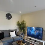 Modern Spacious Apartment In Digbeth With Balcony - Netflix, Youtube, Amazon Tv, Superfast Wifi - Just 10 Mins To Birmingham Centre, Bullring, Train, Coach Station And Birmingham Fc