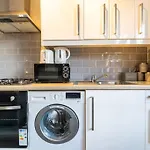 Glorious 2 - Bed Flat With Free Parking