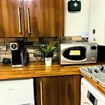 City Nearby - Parking - Wifi - Garden - Sleeps 4