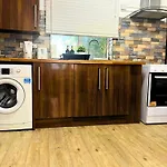City Nearby - Parking - Wifi - Garden - Sleeps 4