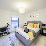 Modern 2 Bed Apartment With Central Location