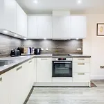 Modern 2 Bed Apartment With Central Location