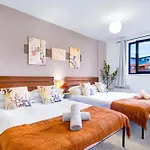 Chinese Suite - Sleeps/8 + Free Parking + Games + Netflix- Coffee Machine 家庭