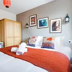 Chinese Suite - Sleeps/8 + Free Parking + Games + Netflix- Coffee Machine 家庭
