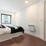 Birmingham City Centre, Free Parking, Excellent Location, Sleeps 6, Long Stay Offers