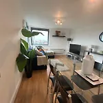 Stunning Modern 2 Bed Apartment With City Views