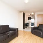 Stunning Park Central Apartment With Parking