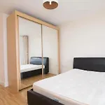 Stunning Park Central Apartment With Parking