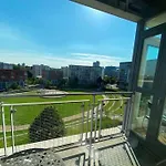 Stunning Park Central Apartment With Parking