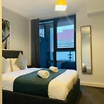 Last-Minute Escape L Don\'T Miss Out L Sleeps Up To 4 L Free Parking L Spacious 2Bed 2Bath & Netflix Available L Jvt Short Lets