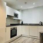 Last-Minute Escape L Don\'T Miss Out L Sleeps Up To 4 L Free Parking L Spacious 2Bed 2Bath & Netflix Available L Jvt Short Lets