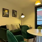 Last-Minute Escape L Don\'T Miss Out L Sleeps Up To 4 L Free Parking L Spacious 2Bed 2Bath & Netflix Available L Jvt Short Lets
