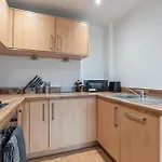 Heart Of City Centre Luxury Apartment With Secure Underground Parking