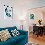 Spacious 4-Bed Fast Wifi Parking Contractor Family