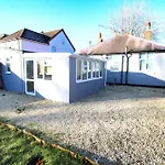 Birmingham - Shirley - Bungalow - Sleeps 8 - 3 Large Beds - Plus Sofa Bed - Beautifully Refurbished - Very Large Enclosed Gardens - Off Street Parking - Fast Wifi
