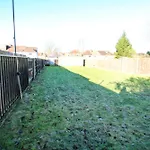 Birmingham - Shirley - Bungalow - Sleeps 8 - 3 Large Beds - Plus Sofa Bed - Beautifully Refurbished - Very Large Enclosed Gardens - Off Street Parking - Fast Wifi