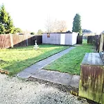 Birmingham - Shirley - Bungalow - Sleeps 8 - 3 Large Beds - Plus Sofa Bed - Beautifully Refurbished - Very Large Enclosed Gardens - Off Street Parking - Fast Wifi