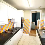 Birmingham - Shirley - Bungalow - Sleeps 8 - 3 Large Beds - Plus Sofa Bed - Beautifully Refurbished - Very Large Enclosed Gardens - Off Street Parking - Fast Wifi