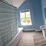 Free Parking Private 4 Bedroom Central House