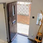 Modern Family Home Parking Private Garden