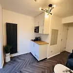 R1 - En-Suite Private Room In Birmingham House - Quinton