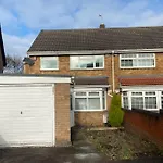 Cozy 4 Bedroom House In Smethwick With 4 Bathrooms Perfect For Contractors And Families