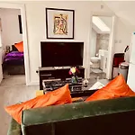 Warm Vibrant Apartment At The Top Very Close To Birmingham City Centre