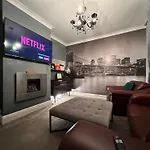 Central England Reunion Pad For Groups & Contractors Bbq Outside Bar & Karaoke Machine Free Drive Way Parking