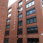 New Styled Short Stay Birmingham City One Bed Apartment Sleeps 4 People