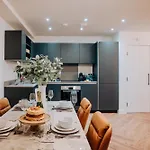 Chic City Gem, Fast Wifi, Contractors Family