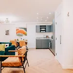Chic City Gem, Fast Wifi, Contractors Family