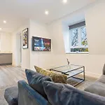 Smethwick Deluxe 2 Bedroom Aparetment - Secure Parking - Balcony - Rated Exceptional - 9Mc