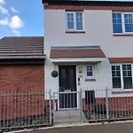 St Martins House In Birmingham Near Solihull And The Nec, Jlr, Hs2, Resorts World, Bear Grylls Centre And Birmingham Airport, With A Garage And Free Parking, Perfect For Contractors And Families!